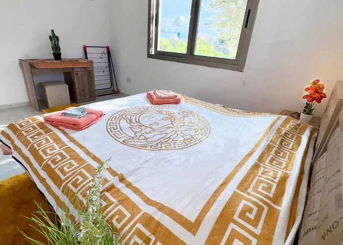 Photo de Orange Sunset Duplex Lapta 2 Bedrooms Close To Merit Casino Meniko