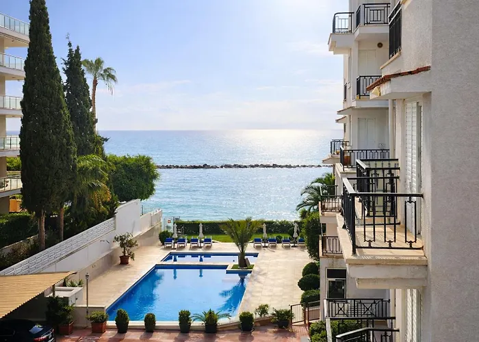 Beach Front View Apartment Sea Pool & Prime Location Limasol foto