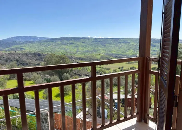 הוילה Philousa St Visianos Stone House תמונה