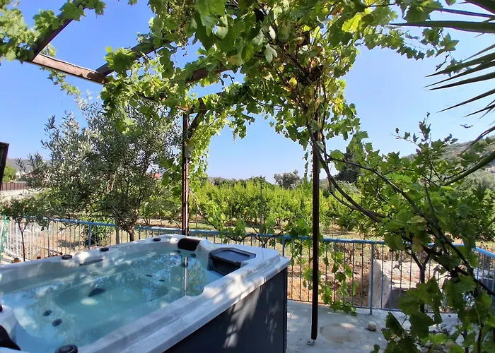 Photo de The Almond House Traditional Mountain Retreat With Orchard Views Limnatis
